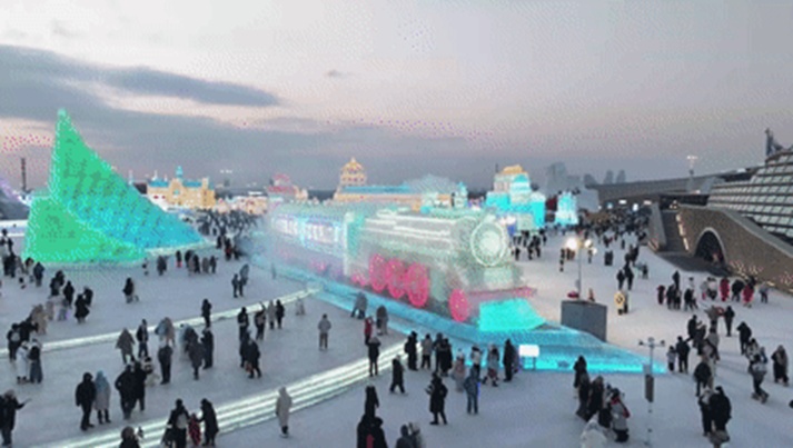 冰火车“呜呜”吐蒸汽！哈尔滨冰雪大世界百年列车冰雕全网“出圈”