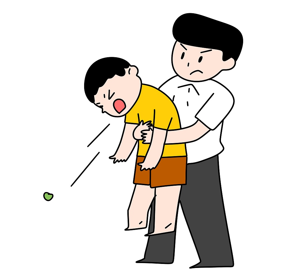 幼童被零食卡喉，路过的他们救下一条命！