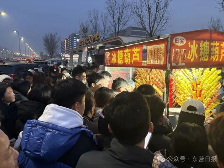 山东大爷糖葫芦摊火爆！儿子去世留下3幼子，大学生排长队包圆……