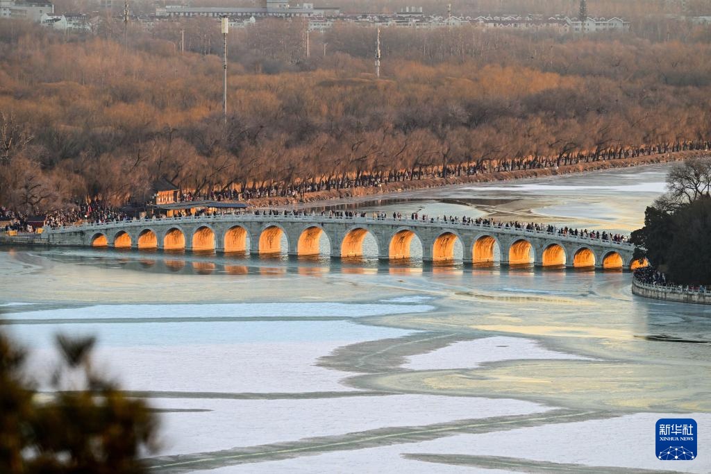 颐和园十七孔桥现“金光穿洞”美景