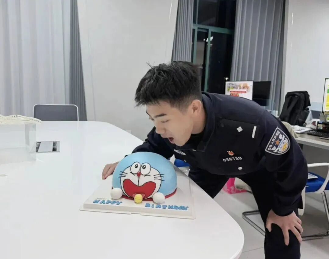 这位00后新警，你别低调