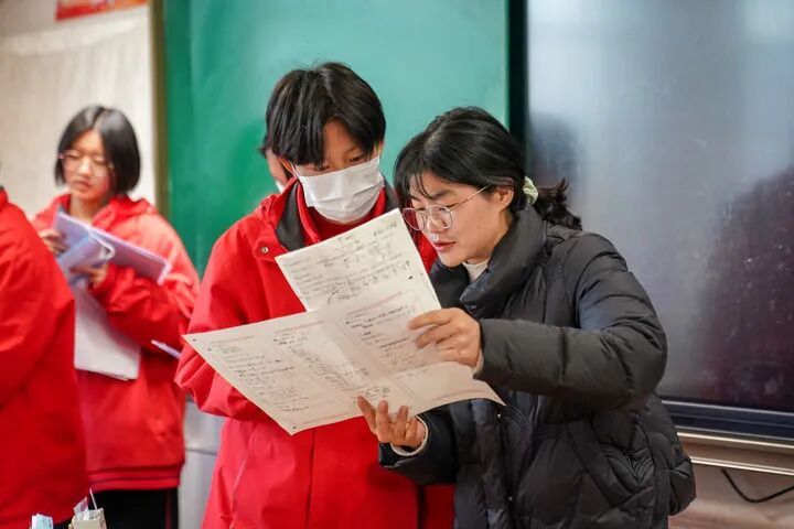 “燃灯”接力——张桂梅和她的学生们