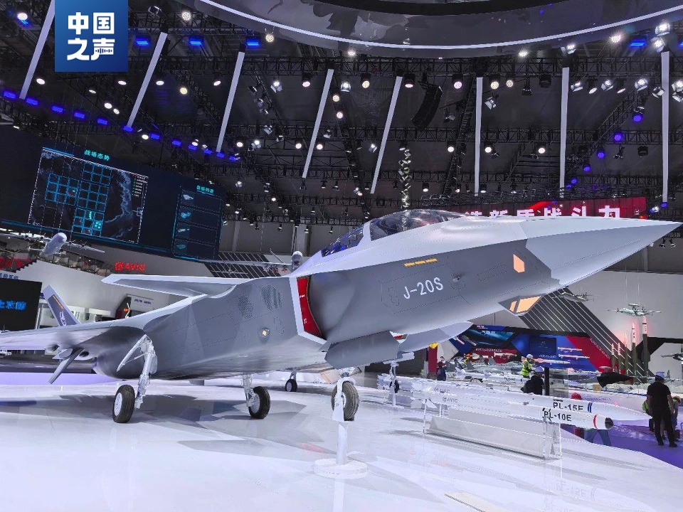 歼-20S官宣对地对海打击能力 如何开启无人空战新模式？