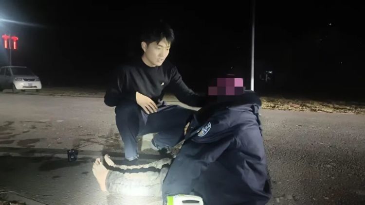 深夜，他脱下警服为走失老人御寒