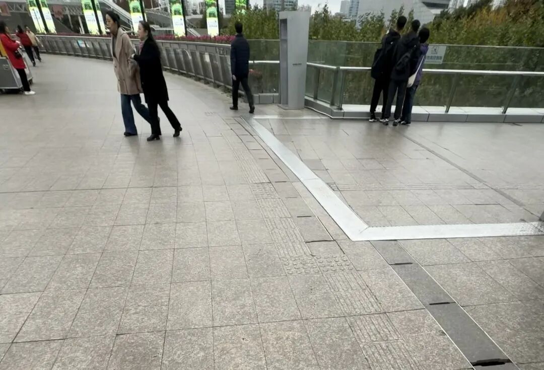 事发陆家嘴天桥！上海阿姨摔惨了，桡骨骨折，缝了26针！网友：下雨天这里总有人滑倒