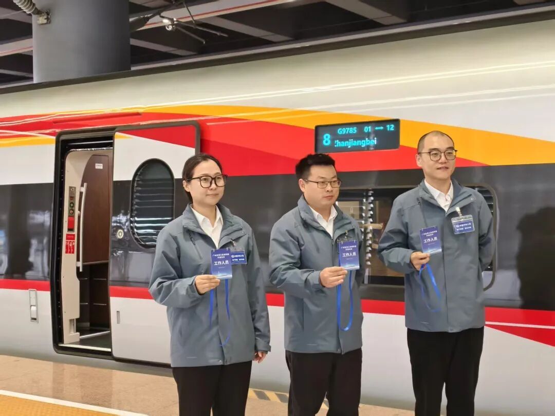 今天正式通车，1个半小时广州到湛江！游客：吃海鲜逛海滩当晚就能回广州