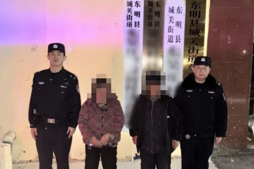 深夜，他脱下警服为走失老人御寒
