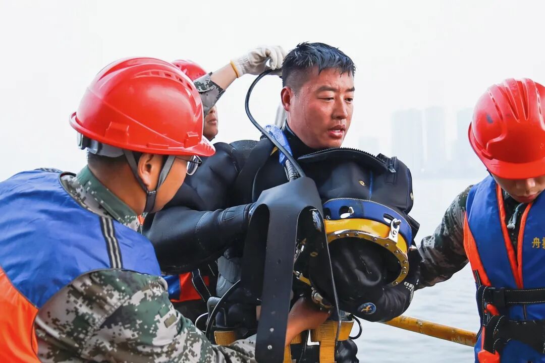 这些铁路人，上班时间“冬泳”？