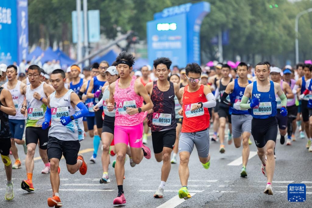 2025重庆半程马拉松鸣枪开跑