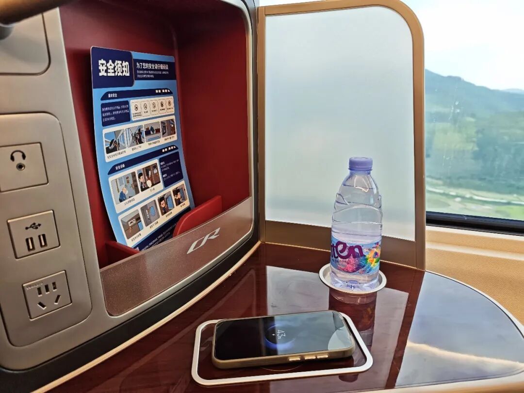 广湛高铁正式通车！记者带你站台感受350km/h的列车速度！