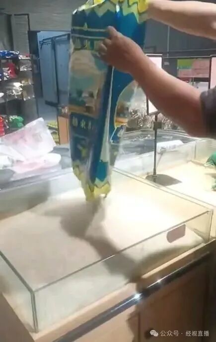 猫咪在散装大米柜上排泄？涉事超市：已全面下架被污染大米，送走猫咪，并通知顾客退货