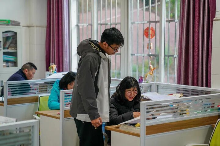 “燃灯”接力——张桂梅和她的学生们