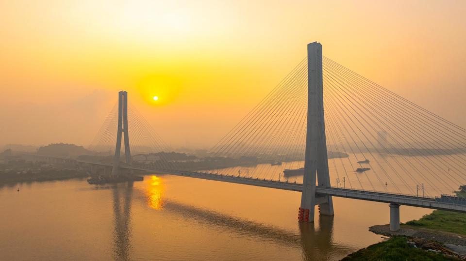 广湛、汕汕高铁今日开通运营，广州东至新塘高铁线同日开工建设