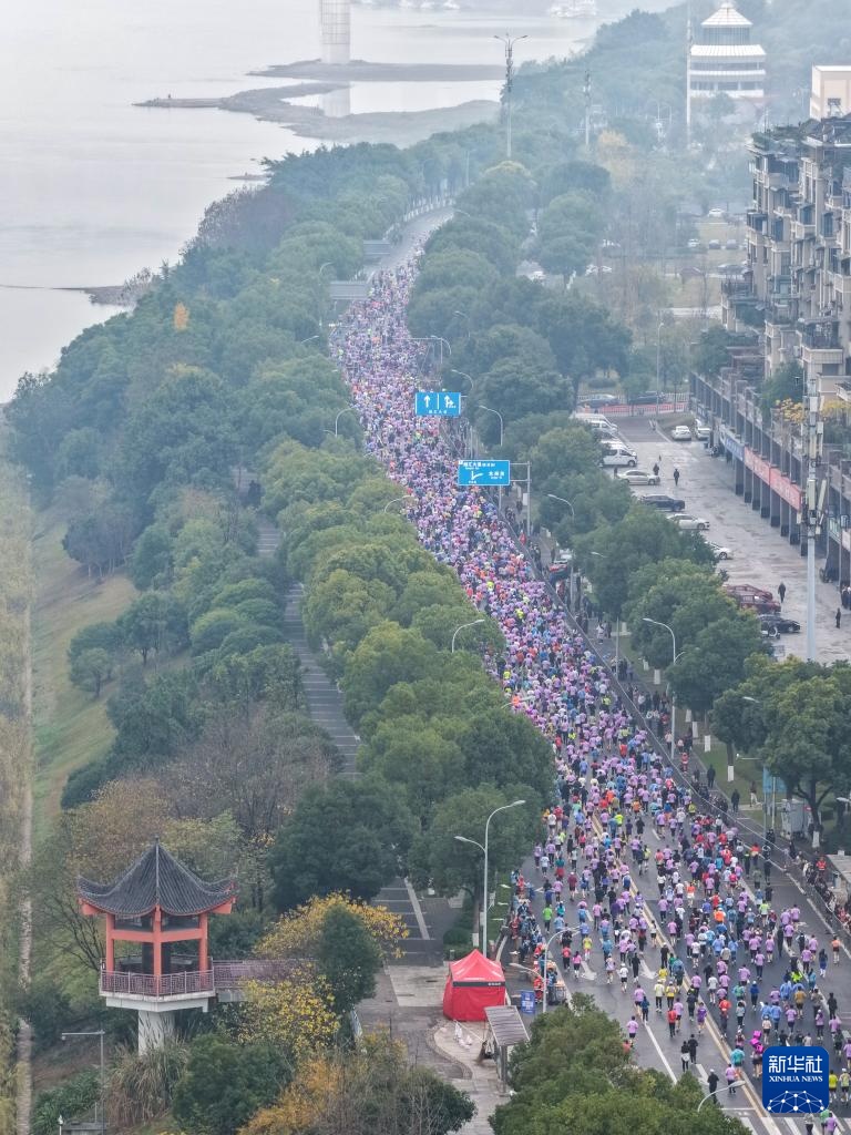 2025重庆半程马拉松鸣枪开跑