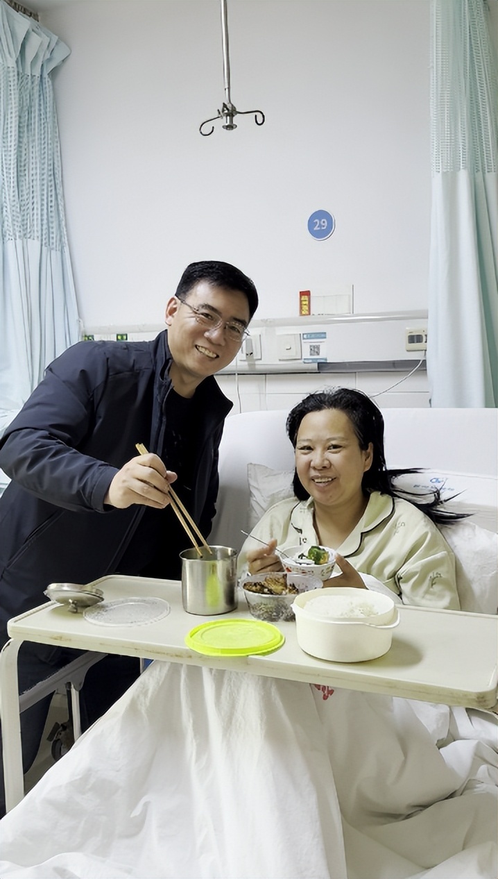 杭州男子停车救人，没想到救的竟是自己老婆！脑溢血9个月没有后遗症，网友：爱的魔力