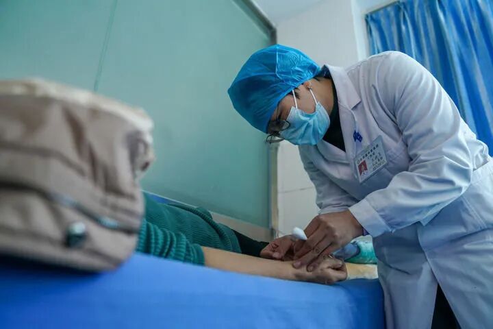 “燃灯”接力——张桂梅和她的学生们