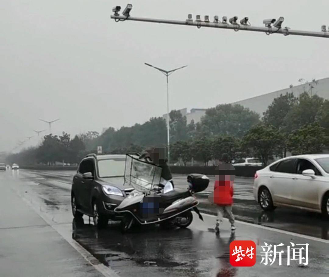 家庭纠纷导致情绪失控，男子街头强行拦停后打砸妻子车辆