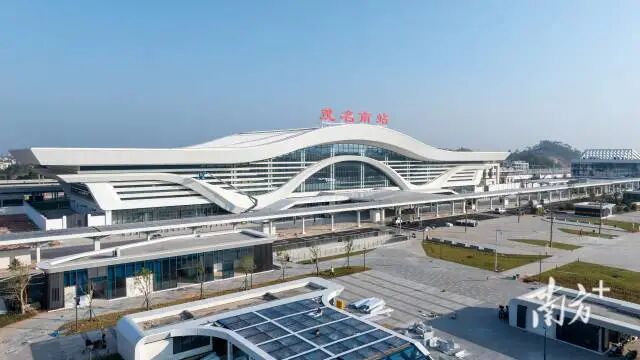 广湛高铁正式通车！记者带你站台感受350km/h的列车速度！