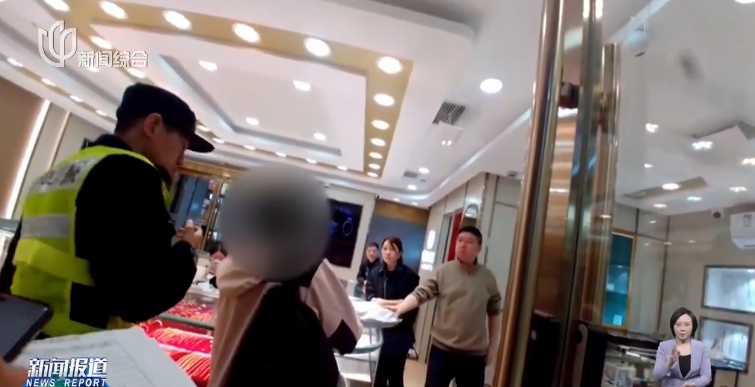 10万块的金手镯？上海一女子爽快出手，但店员突然不卖了...