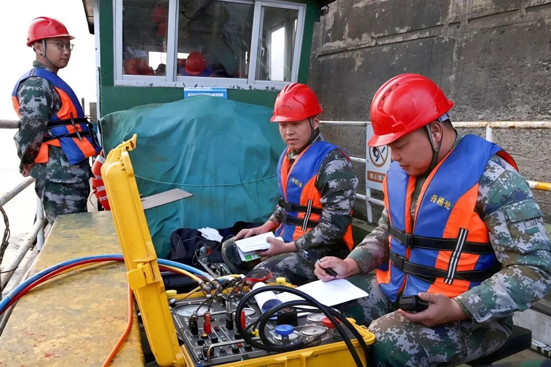 这些铁路人，上班时间“冬泳”？