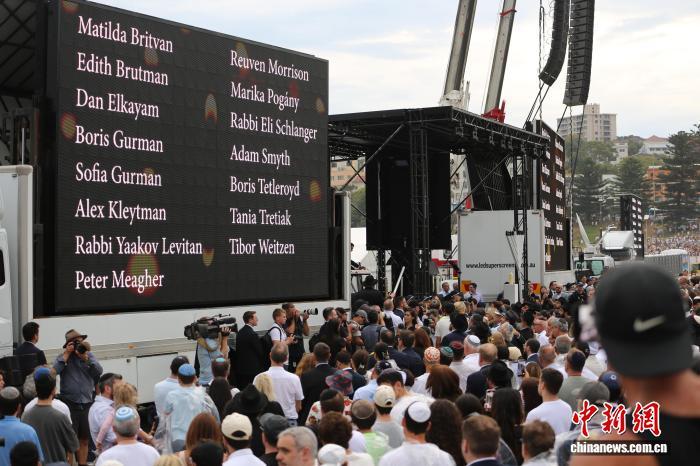 枪击案一周后 悉尼邦迪海滩举行悼念遇难者活动