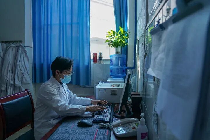 “燃灯”接力——张桂梅和她的学生们