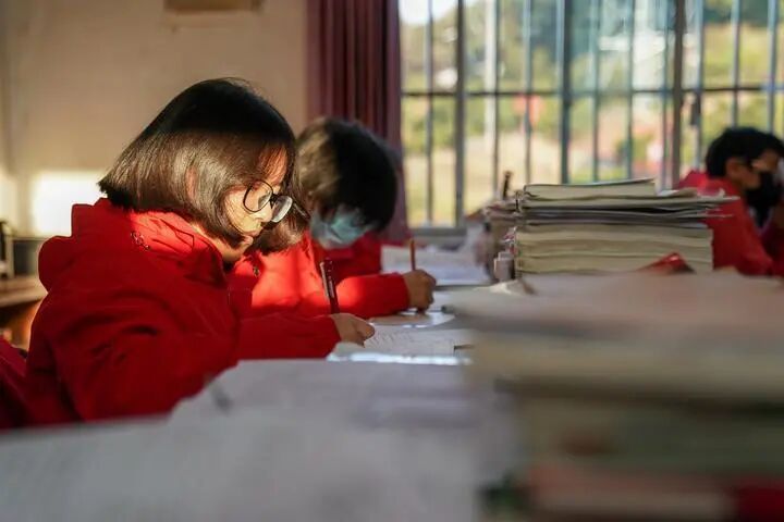 “燃灯”接力——张桂梅和她的学生们