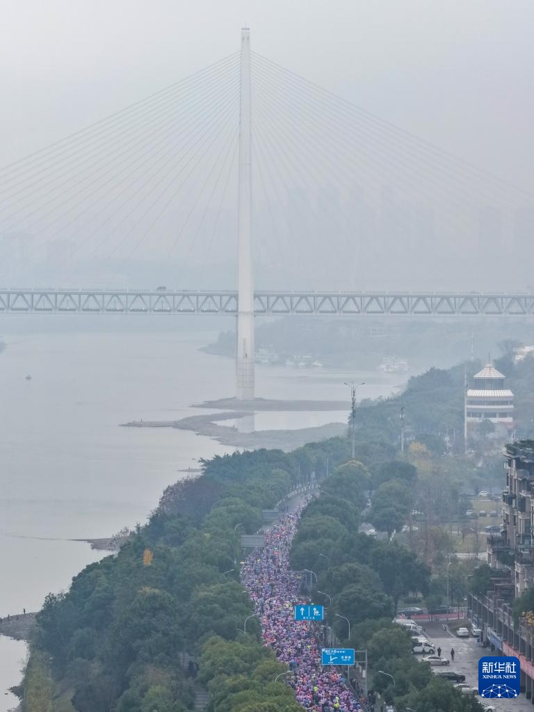 2025重庆半程马拉松鸣枪开跑