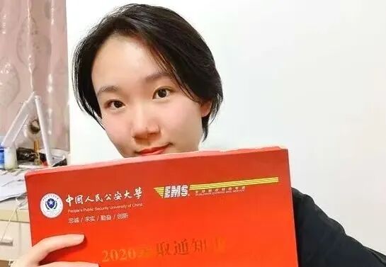 女儿接过父亲生前的警号，“145181”欢迎归队