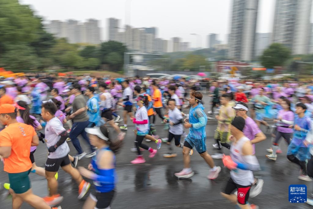 2025重庆半程马拉松鸣枪开跑