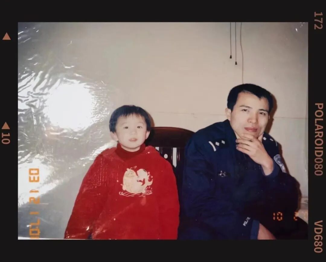 女儿接过父亲生前的警号，“145181”欢迎归队