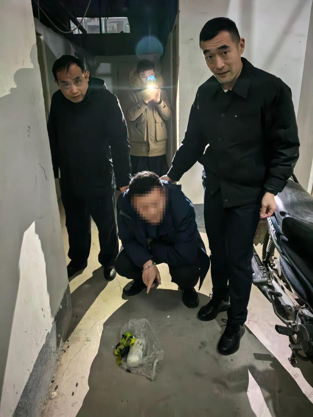 男子记恨远光灯，边开车边用弹弓精准射碎五辆车的玻璃！警方：刑拘