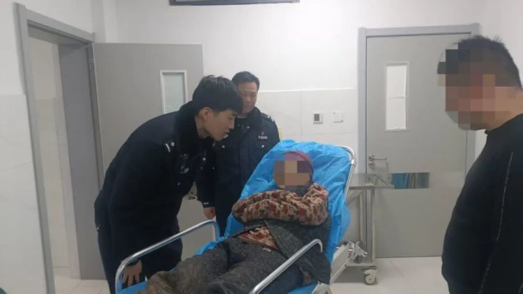 深夜，他脱下警服为走失老人御寒