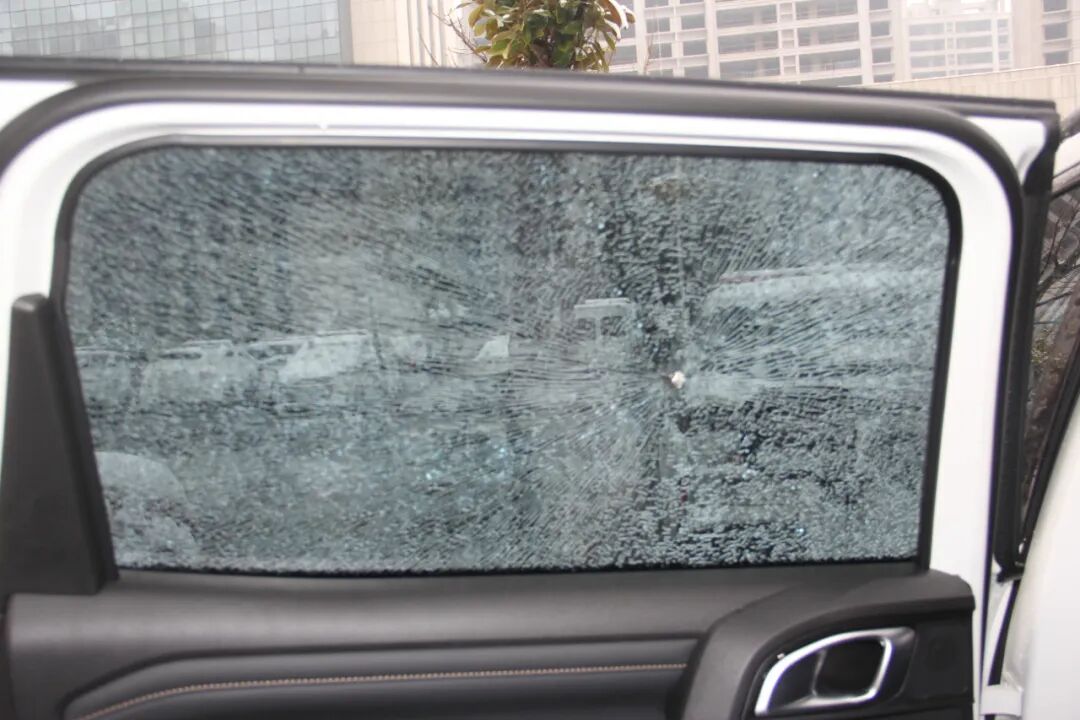 男子记恨远光灯，边开车边用弹弓精准射碎五辆车的玻璃！警方：刑拘