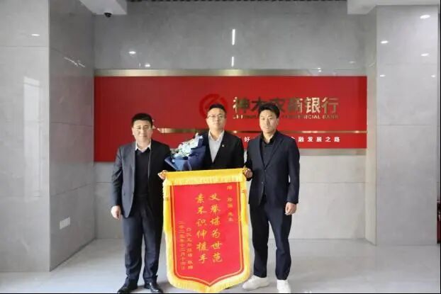 榆林一女子欲跳桥轻生，危急时刻他伸出援手！