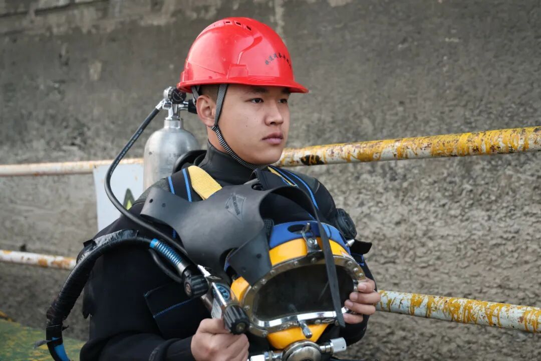 这些铁路人，上班时间“冬泳”？