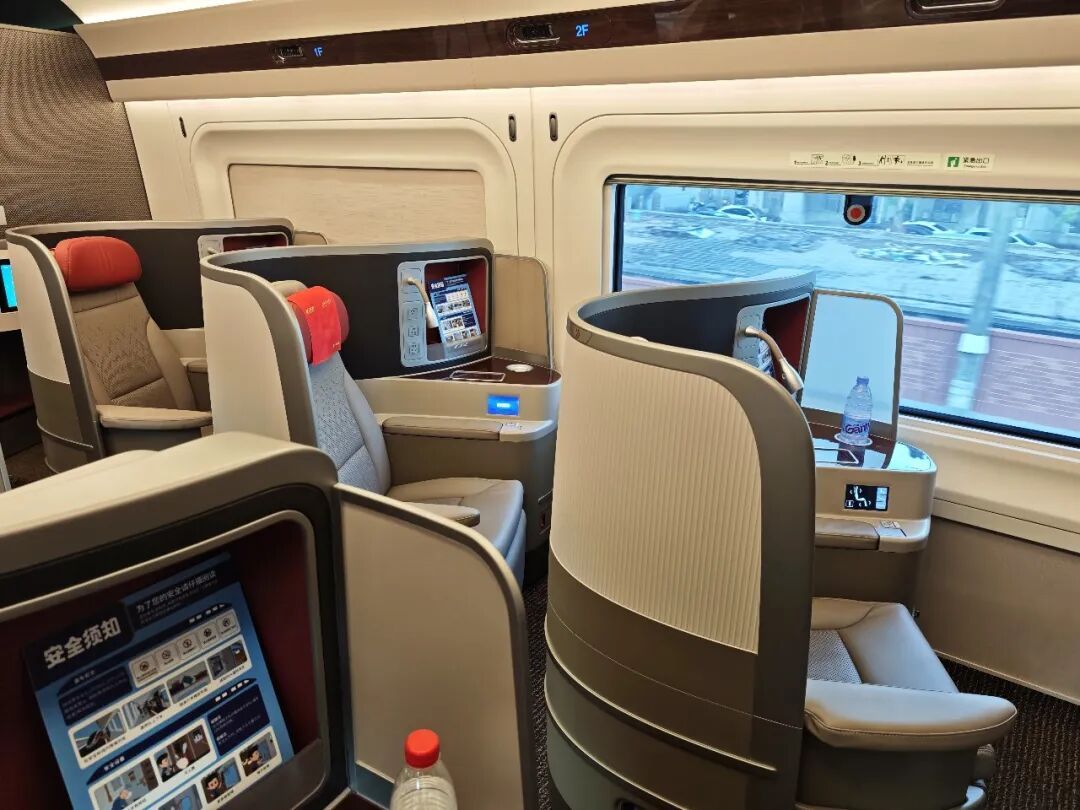 广湛高铁正式通车！记者带你站台感受350km/h的列车速度！