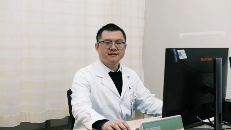 剪脚指甲竟剪出“腿梗”？专家：脚上出现这些变化要当心