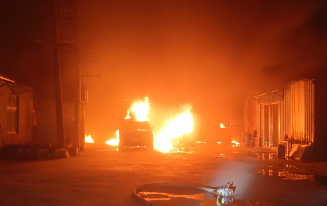 凌晨，一工厂陷入火海！消防安全提示