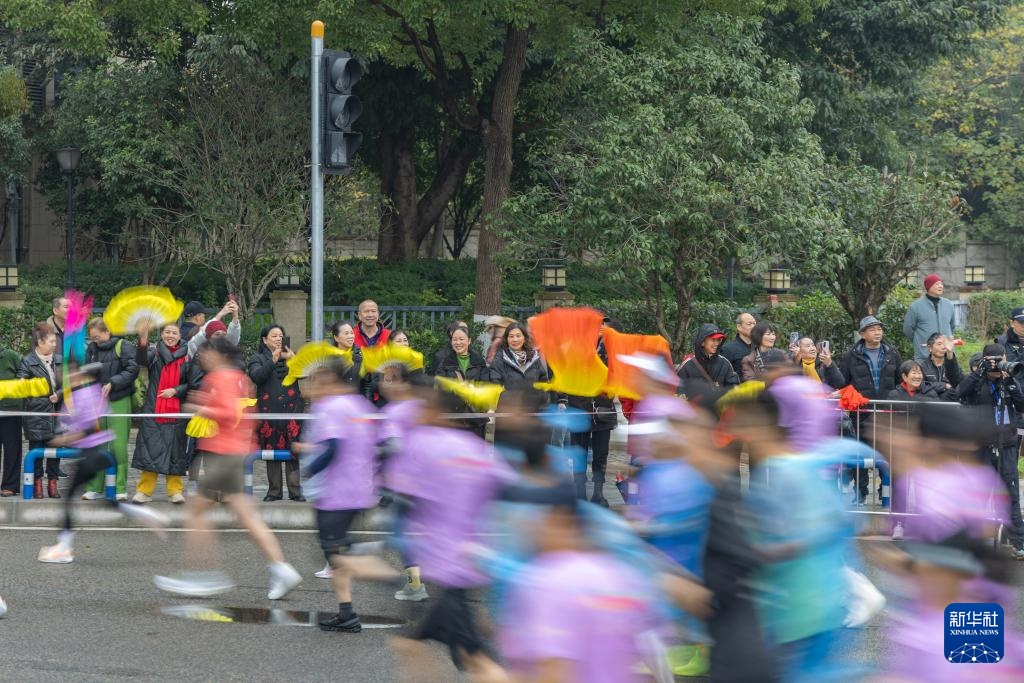 2025重庆半程马拉松鸣枪开跑