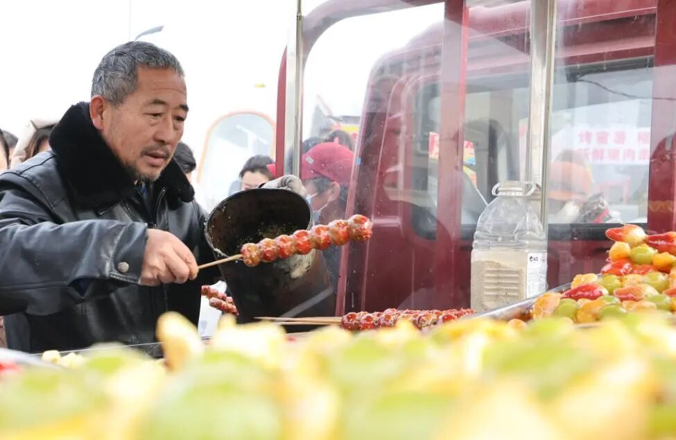 糖葫芦大叔被全网“牵挂”！摊位排队爆火，大家想让他早点回家