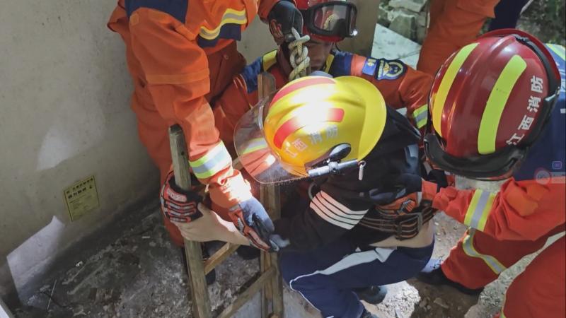 江西赣州：男孩掉入蓄水井内被困 消防紧急救援