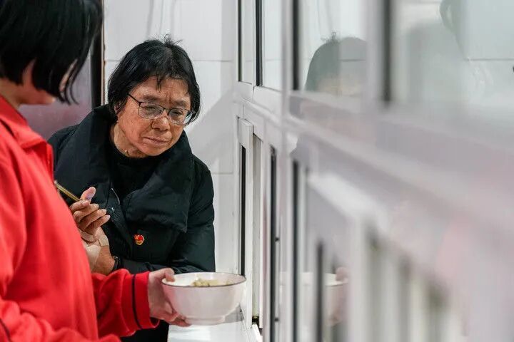 “燃灯”接力——张桂梅和她的学生们