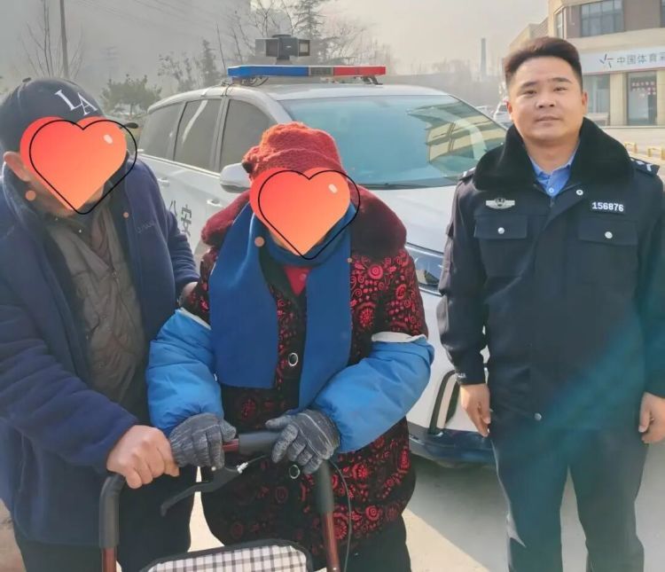 深夜，他脱下警服为走失老人御寒