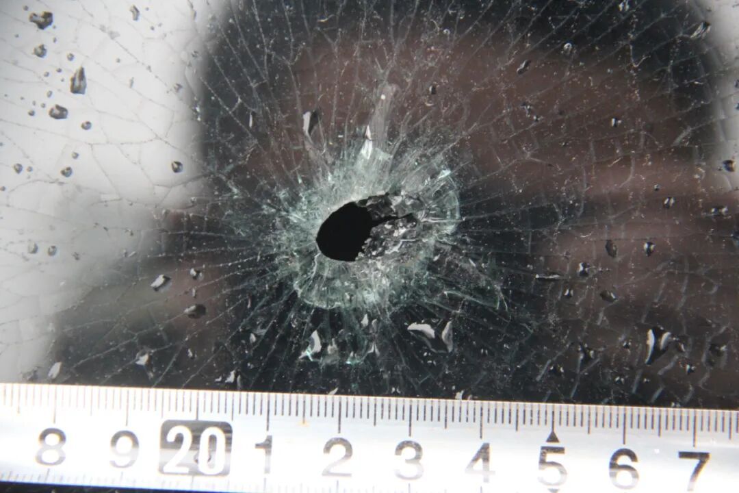 男子记恨远光灯，边开车边用弹弓精准射碎五辆车的玻璃！警方：刑拘