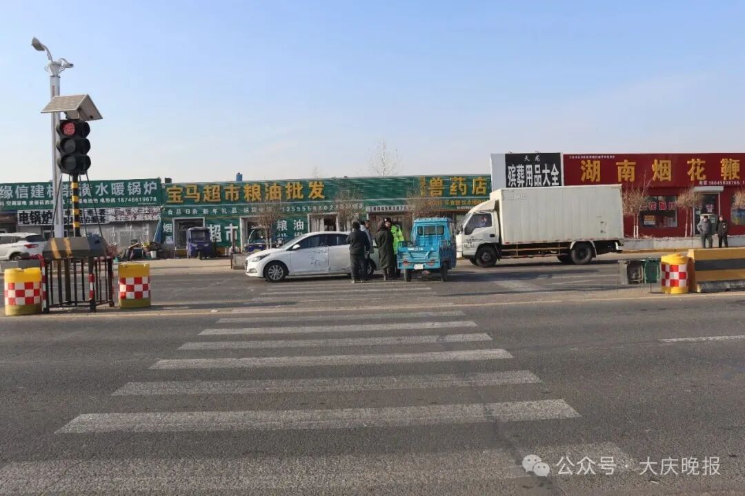 离奇！大庆一三轮车被两条狗“开走”撞上轿车