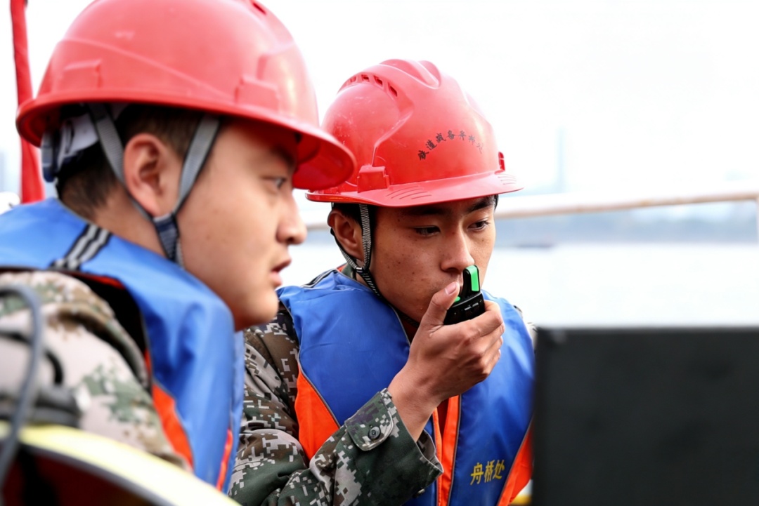 这些铁路人，上班时间“冬泳”？