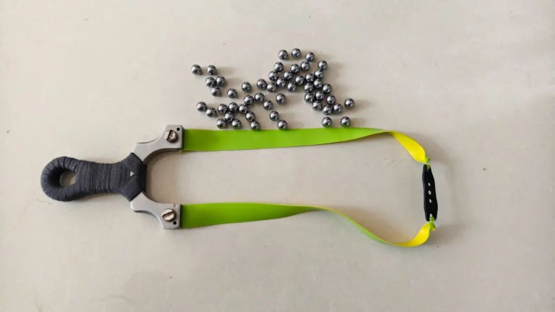 男子记恨远光灯，边开车边用弹弓精准射碎五辆车的玻璃！警方：刑拘