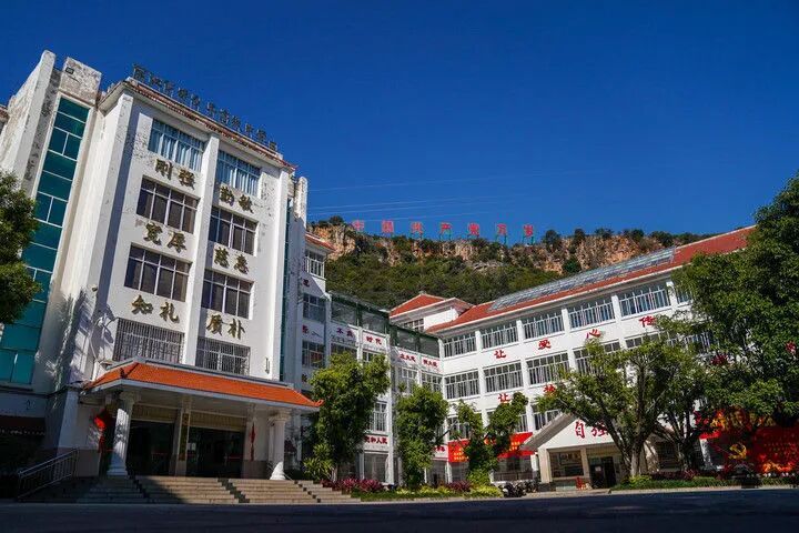 “燃灯”接力——张桂梅和她的学生们