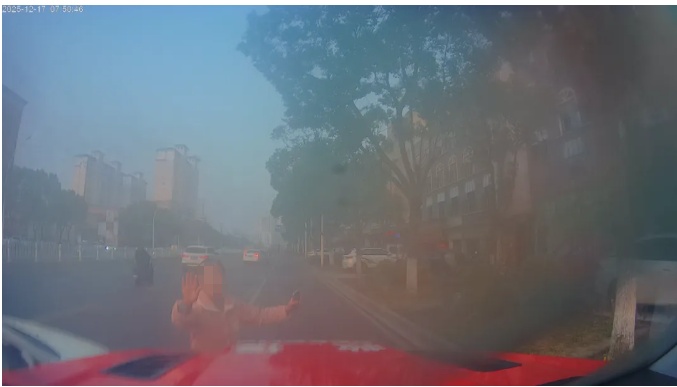 女子当街“别车”还猛拍车头？真相令人破防